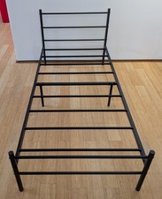Bettgestell aus Metall für